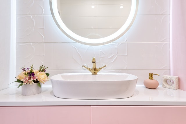 zrcadlo v růžové koupelně